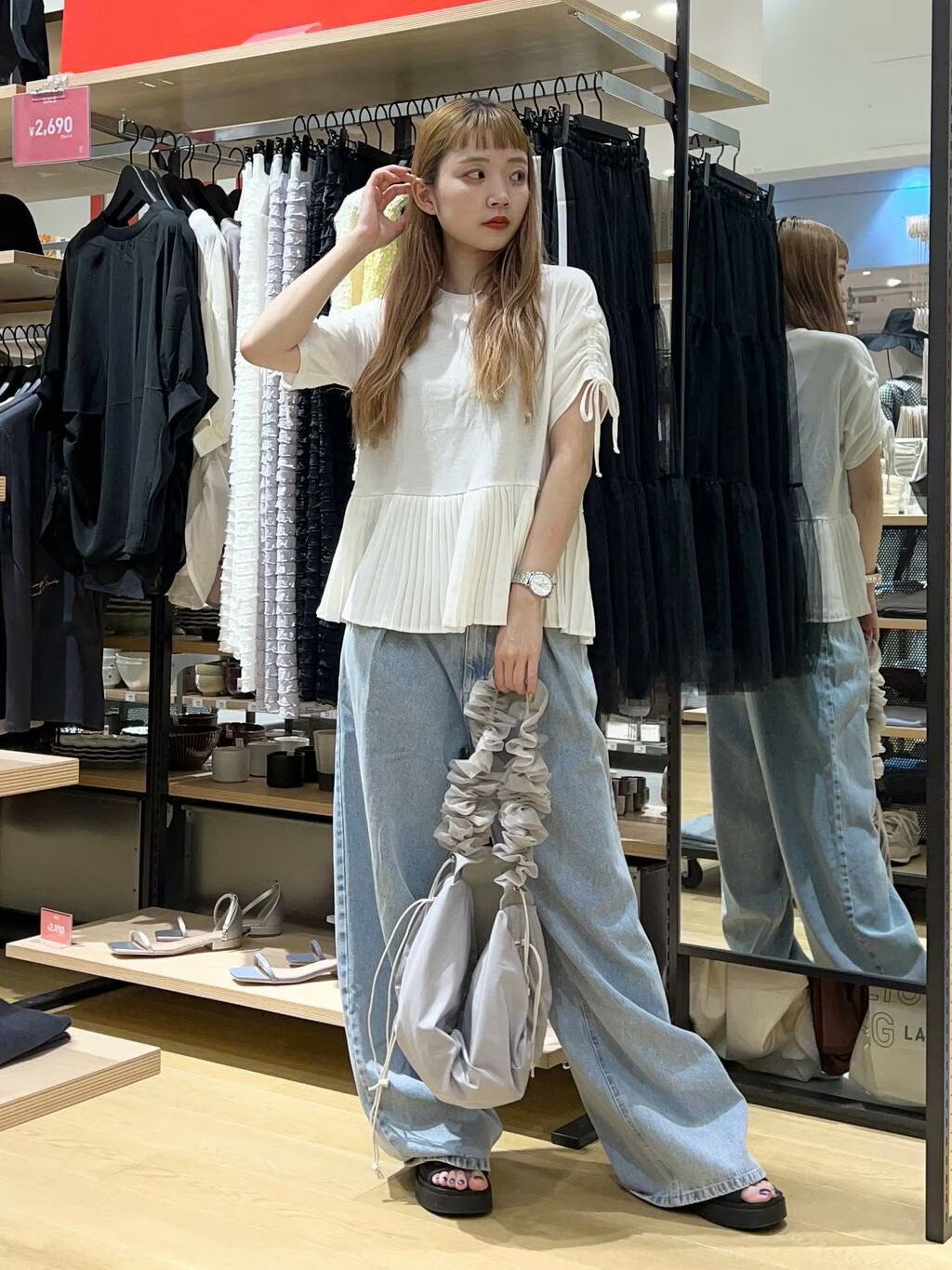 LAKOLEのウエストフックデニムパンツを使ったコーディネートを紹介します。｜Rakuten Fashion(楽天ファッション／旧楽天ブランドアベニュー)4365571