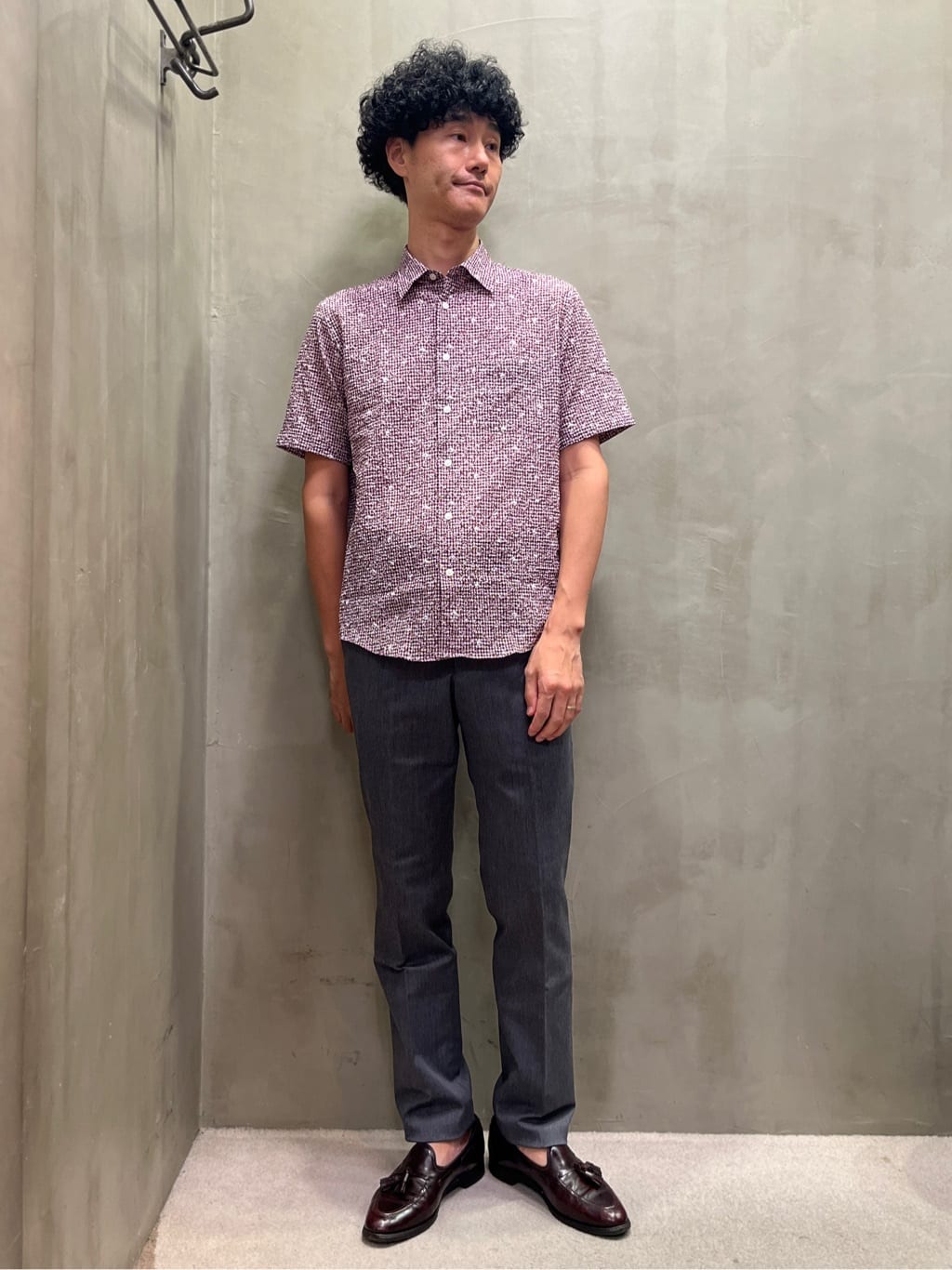 TAKEO KIKUCHIの【オフィスカジュアル対応】ドレス チノパンツを使ったコーディネートを紹介します。｜Rakuten Fashion(楽天ファッション／旧楽天ブランドアベニュー)4384403
