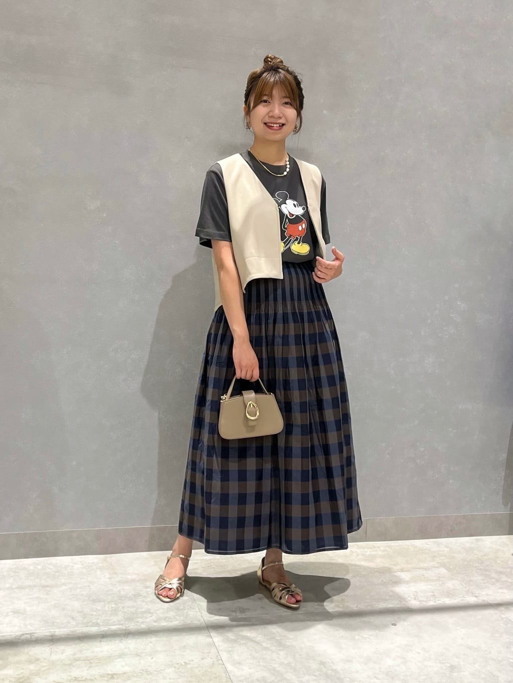 Vinのカウレザーワンハンドルミニバッグ(white,greige,dark navy)を使ったコーディネートを紹介します。｜Rakuten Fashion(楽天ファッション／旧楽天ブランドアベニュー)4384490