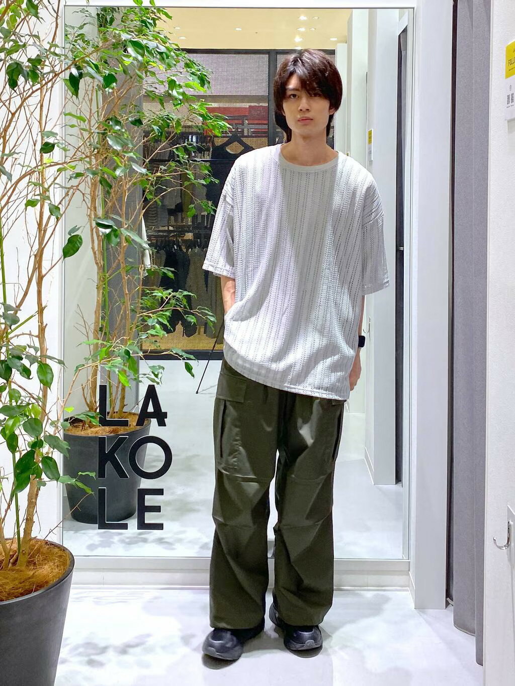 LAKOLEのTCPUライトカーゴパンツを使ったコーディネートを紹介します。｜Rakuten Fashion(楽天ファッション／旧楽天ブランドアベニュー)4394526