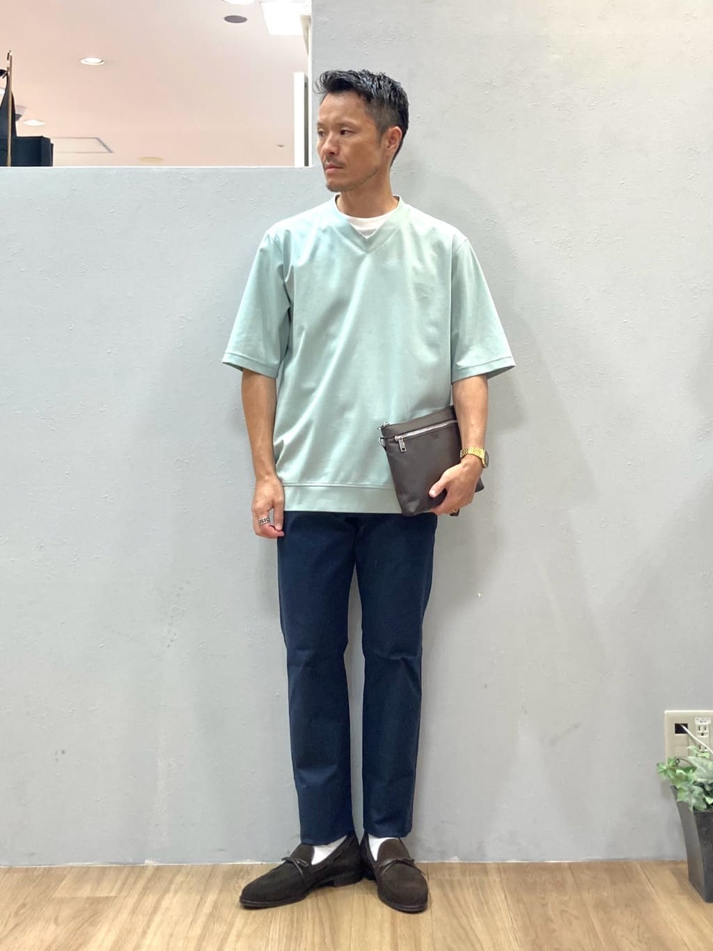 TAKEO KIKUCHIのVネック フェイクレイヤード カットソーを使ったコーディネートを紹介します。｜Rakuten Fashion(楽天ファッション／旧楽天ブランドアベニュー)4395210