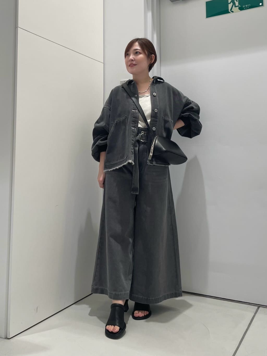 Vinのボリュームスリーブデニムジャケットを使ったコーディネートを紹介します。｜Rakuten Fashion(楽天ファッション／旧楽天ブランドアベニュー)4396544