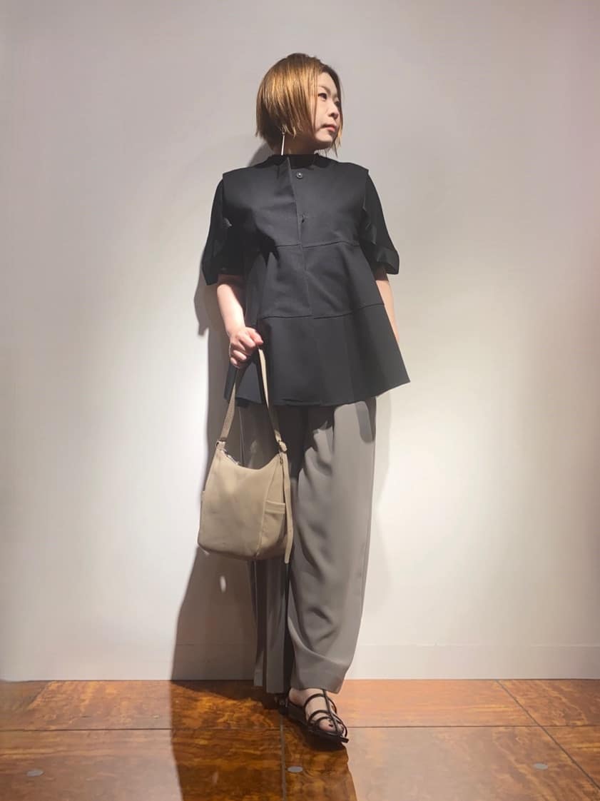 LASUDのハーフスリーブプリーツフリルブラウスを使ったコーディネートを紹介します。｜Rakuten Fashion(楽天ファッション／旧楽天ブランドアベニュー)4406085