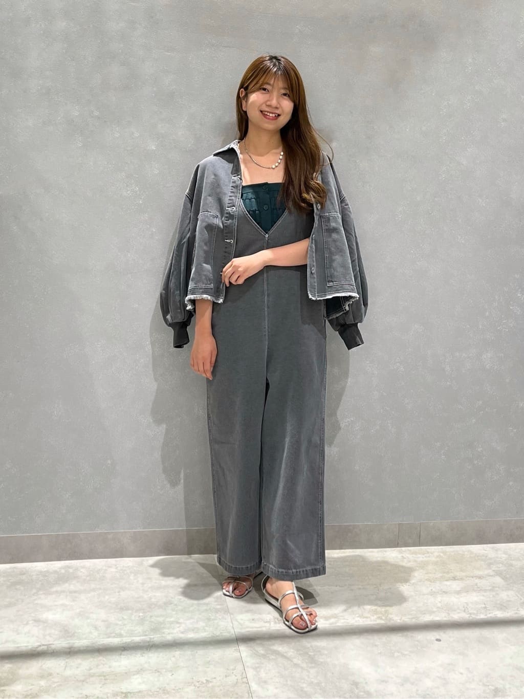 Vinのボリュームスリーブデニムジャケットを使ったコーディネートを紹介します。｜Rakuten Fashion(楽天ファッション／旧楽天ブランドアベニュー)4407398