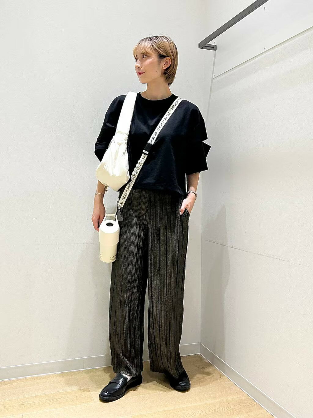 LAKOLEのプリーツイージーパンツを使ったコーディネートを紹介します。｜Rakuten Fashion(楽天ファッション／旧楽天ブランドアベニュー)4407618