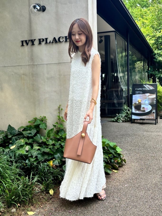 Rouge vif la cleのフェザーノースリーブワンピースを使ったコーディネートを紹介します。｜Rakuten Fashion(楽天ファッション／旧楽天ブランドアベニュー)4421738