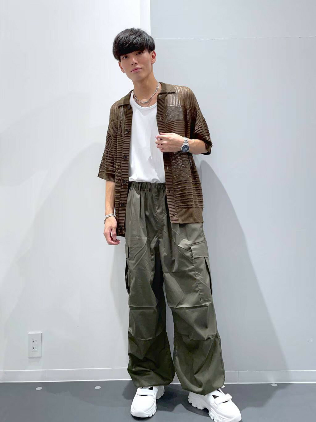 LAKOLEのTCPUライトカーゴパンツを使ったコーディネートを紹介します。｜Rakuten Fashion(楽天ファッション／旧楽天ブランドアベニュー)4422322