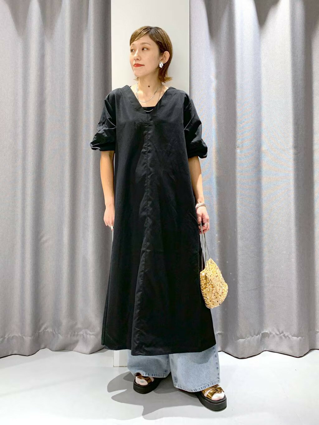 LAKOLEの袖ボリュームワンピースを使ったコーディネートを紹介します。｜Rakuten Fashion(楽天ファッション／旧楽天ブランドアベニュー)4422324