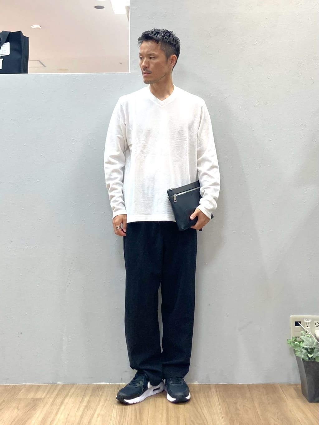 TAKEO KIKUCHIの【2WAY】レザー クラッチバッグを使ったコーディネートを紹介します。｜Rakuten Fashion(楽天ファッション／旧楽天ブランドアベニュー)4440457