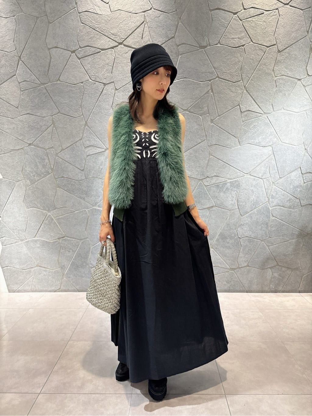 LASUDのファードッキングニットベスト(dark green,black)を使ったコーディネートを紹介します。｜Rakuten Fashion(楽天ファッション／旧楽天ブランドアベニュー)4440886