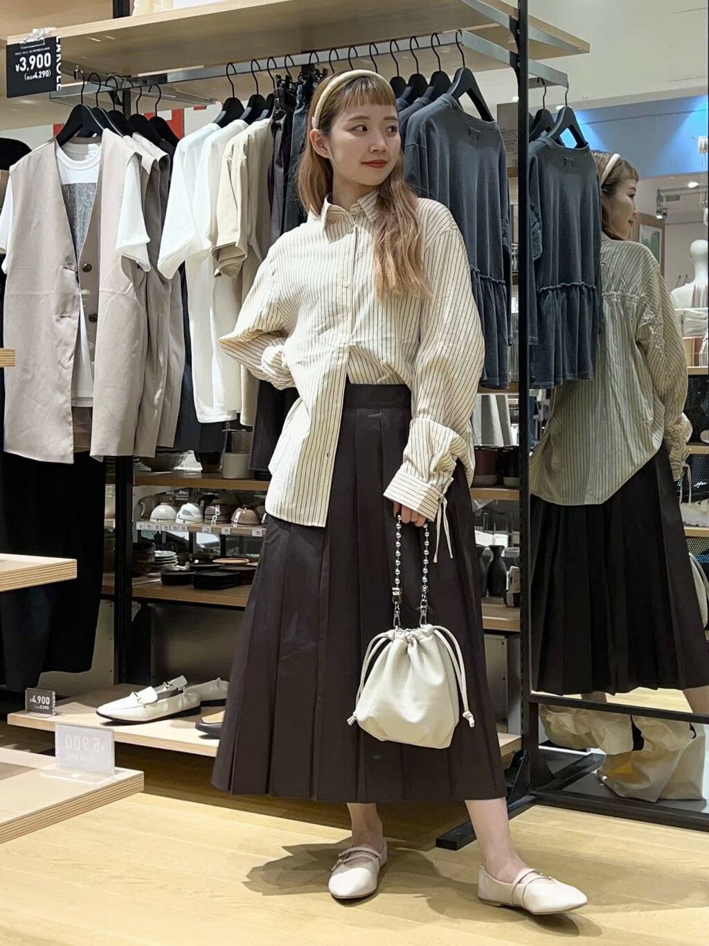 LAKOLEの袖シャーリングシャツ2を使ったコーディネートを紹介します。｜Rakuten Fashion(楽天ファッション／旧楽天ブランドアベニュー)4442245