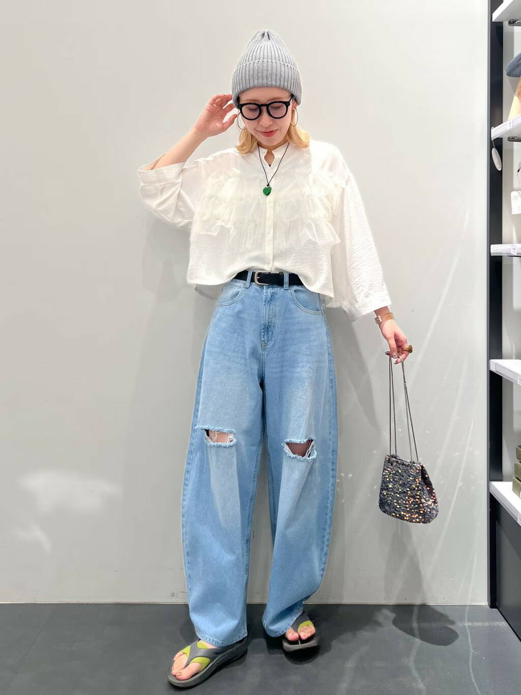 LAKOLEのカットオフカーブデニムパンツを使ったコーディネートを紹介します。｜Rakuten Fashion(楽天ファッション／旧楽天ブランドアベニュー)4442416