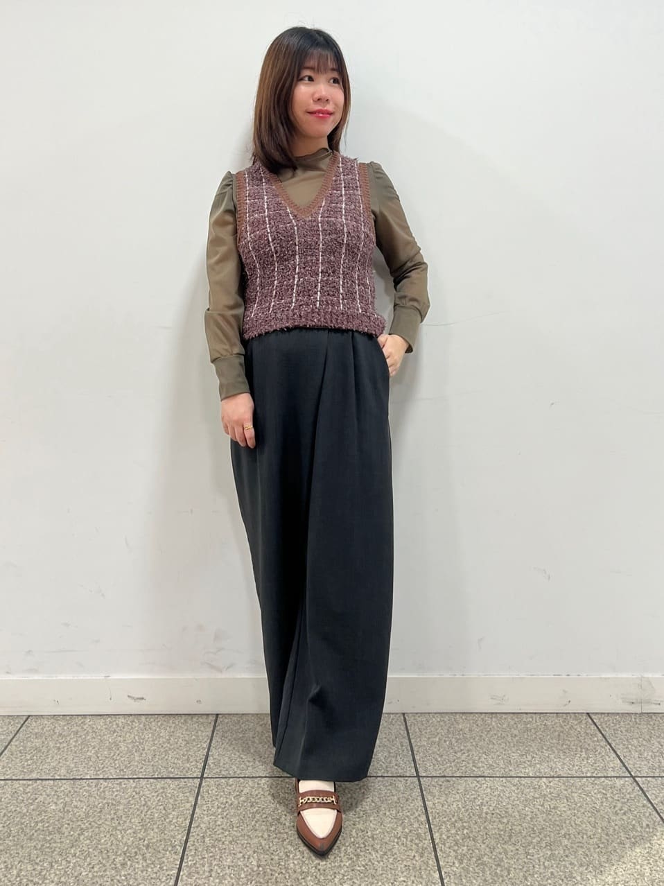 LAURA ASHLEYの【ミックス糸/洗える】ツイードニットベストを使ったコーディネートを紹介します。｜Rakuten Fashion(楽天ファッション／旧楽天ブランドアベニュー)4450258