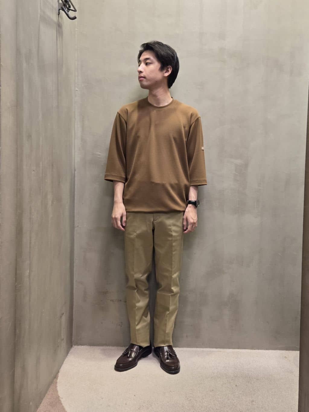 TAKEO KIKUCHIの【オフィスカジュアル対応】ドレス チノパンツを使ったコーディネートを紹介します。｜Rakuten Fashion(楽天ファッション／旧楽天ブランドアベニュー)4453287