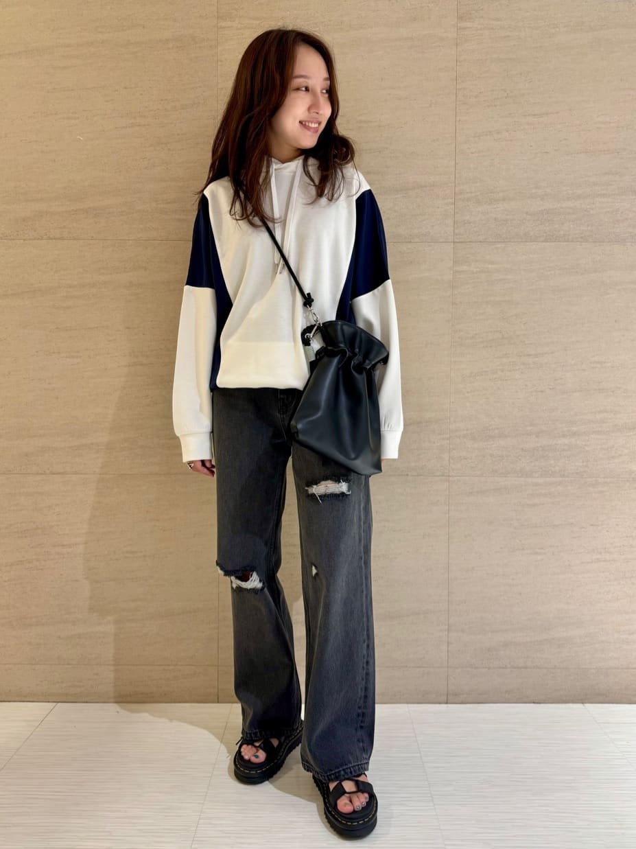 tk.TAKEO KIKUCHIのシンメトリースイッチドルマンパーカを使ったコーディネートを紹介します。｜Rakuten Fashion(楽天ファッション／旧楽天ブランドアベニュー)4467002