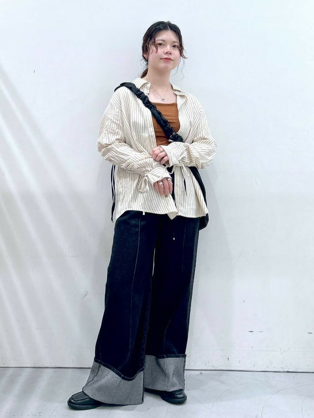 LAKOLEの袖シャーリングシャツ2を使ったコーディネートを紹介します。｜Rakuten Fashion(楽天ファッション／旧楽天ブランドアベニュー)4492705