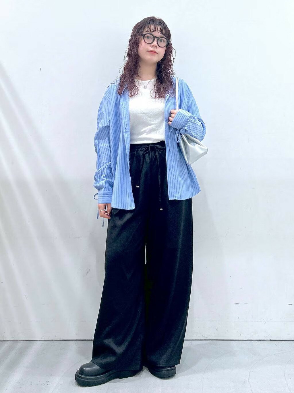 LAKOLEの袖シャーリングシャツ2を使ったコーディネートを紹介します。｜Rakuten Fashion(楽天ファッション／旧楽天ブランドアベニュー)4492745