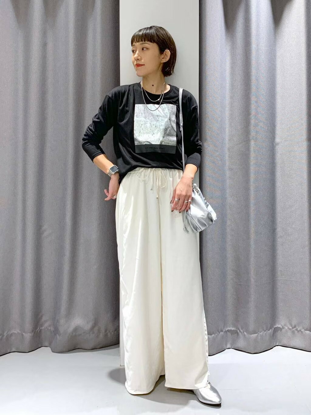 LAKOLEの箔プリント長袖Tを使ったコーディネートを紹介します。｜Rakuten Fashion(楽天ファッション／旧楽天ブランドアベニュー)4492747