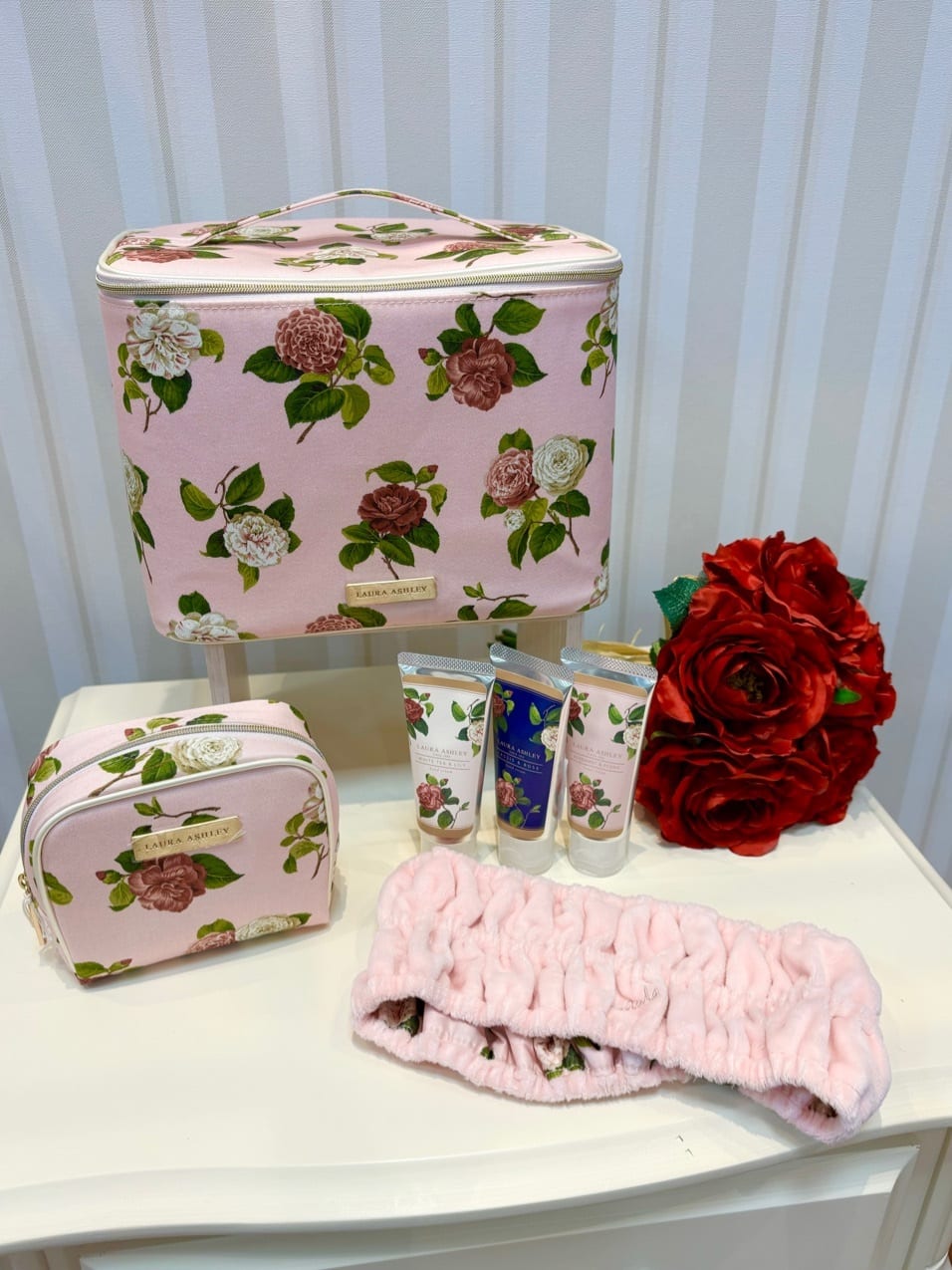 LAURA ASHLEYのカミール柄 ポーチを使ったコーディネートを紹介します。｜Rakuten Fashion(楽天ファッション／旧楽天ブランドアベニュー)4501338
