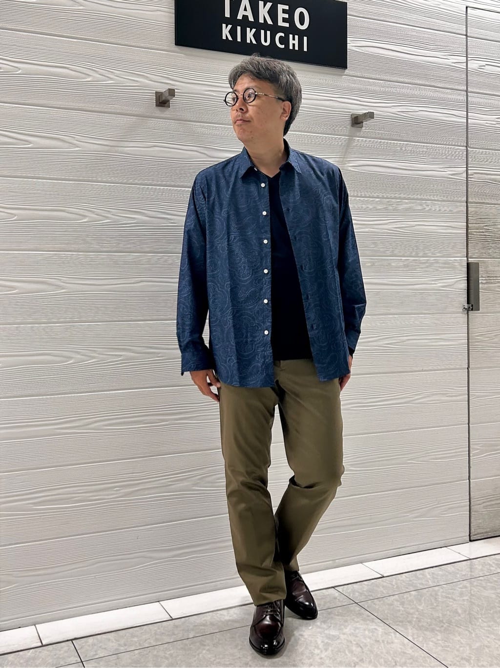 TAKEO KIKUCHIの【オフィスカジュアル対応】ドレス チノパンツを使ったコーディネートを紹介します。｜Rakuten Fashion(楽天ファッション／旧楽天ブランドアベニュー)4507564