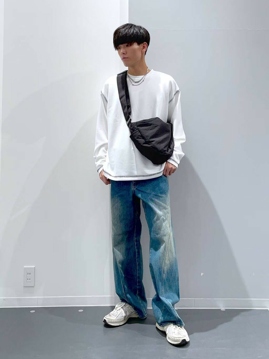 LAKOLEのツイストデザインデニムパンツを使ったコーディネートを紹介します。｜Rakuten Fashion(楽天ファッション／旧楽天ブランドアベニュー)4507982