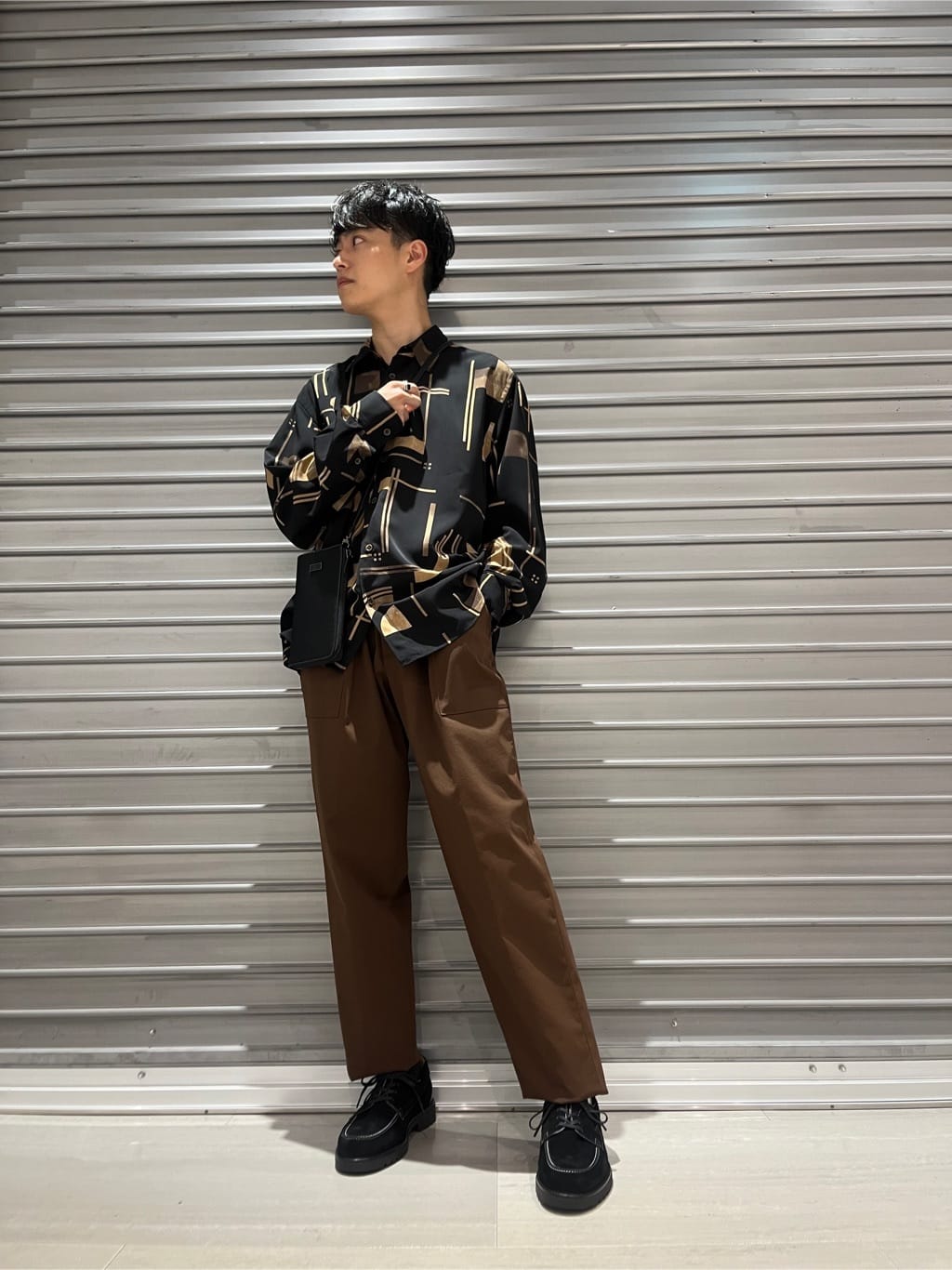 TAKEO KIKUCHIのアールデコ調アーカイブDM総柄シャツを使ったコーディネートを紹介します。｜Rakuten Fashion(楽天ファッション／旧楽天ブランドアベニュー)4512273