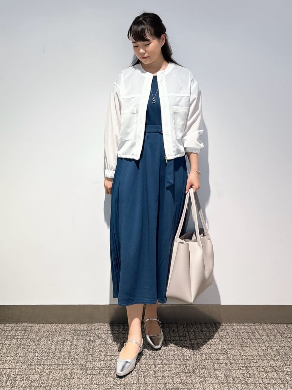 groveの線花柄ナロースカーフを使ったコーディネートを紹介します。｜Rakuten Fashion(楽天ファッション／旧楽天ブランドアベニュー)4526133