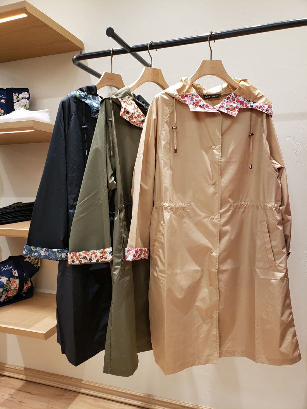 LAURA ASHLEYの【大人気!収納用トートバッグ付き】レインコート ANCROFT DITSYを使ったコーディネートを紹介します。｜Rakuten Fashion(楽天ファッション／旧楽天ブランドアベニュー)4532699