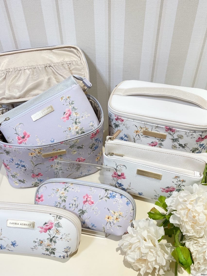 LAURA ASHLEYのポピー メドウ柄 ポーチを使ったコーディネートを紹介します。｜Rakuten Fashion(楽天ファッション／旧楽天ブランドアベニュー)4533234