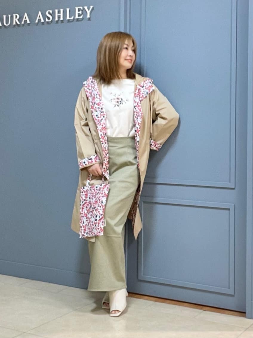 LAURA ASHLEYの【大人気!収納用トートバッグ付き】レインコート ANCROFT DITSYを使ったコーディネートを紹介します。｜Rakuten Fashion(楽天ファッション／旧楽天ブランドアベニュー)4533235