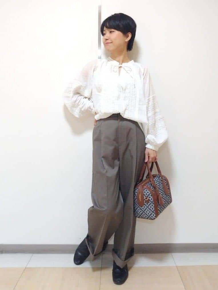 LAURA ASHLEYのタックチノパンツを使ったコーディネートを紹介します。｜Rakuten Fashion(楽天ファッション／旧楽天ブランドアベニュー)4533686