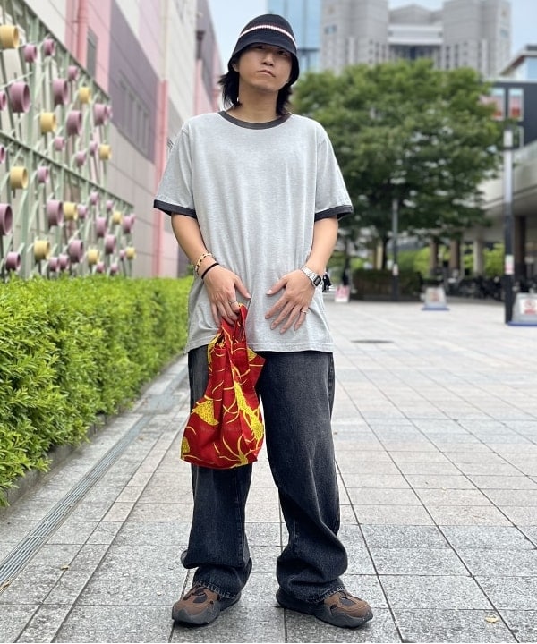BEAMS OUTLETのブラスト ワイド ストレート デニムを使ったコーディネートを紹介します。｜Rakuten Fashion(楽天ファッション／旧楽天ブランドアベニュー)4538312