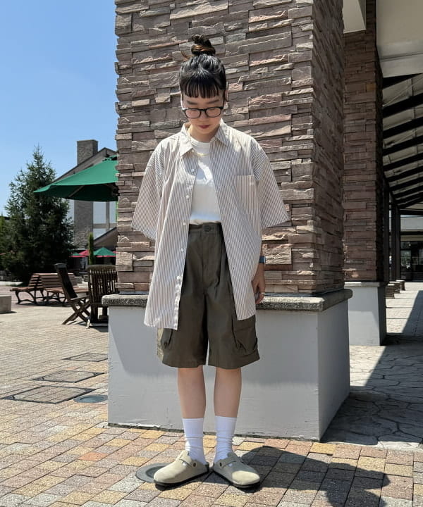 BEAMS OUTLETのBEAMS / 3段ポケット 2タック ショーツを使ったコーディネートを紹介します。｜Rakuten Fashion(楽天ファッション／旧楽天ブランドアベニュー)4539831