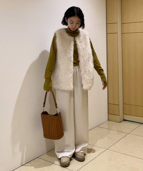 Demi-Luxe BEAMSのウェイビー フェイクファー ジレを使った