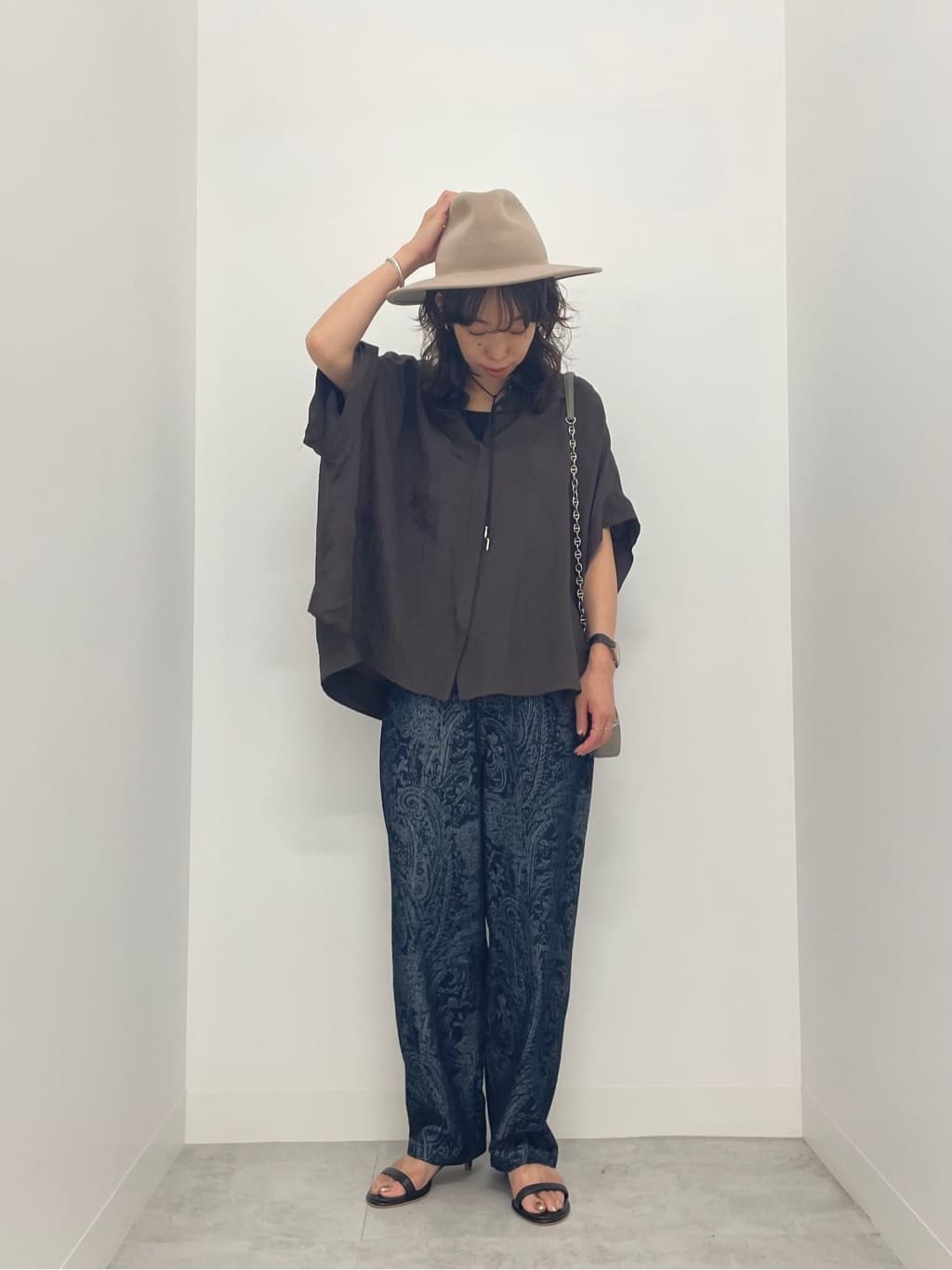 Vinのペイズリーコクーンデニムパンツを使ったコーディネートを紹介します。｜Rakuten Fashion(楽天ファッション／旧楽天ブランドアベニュー)4542919