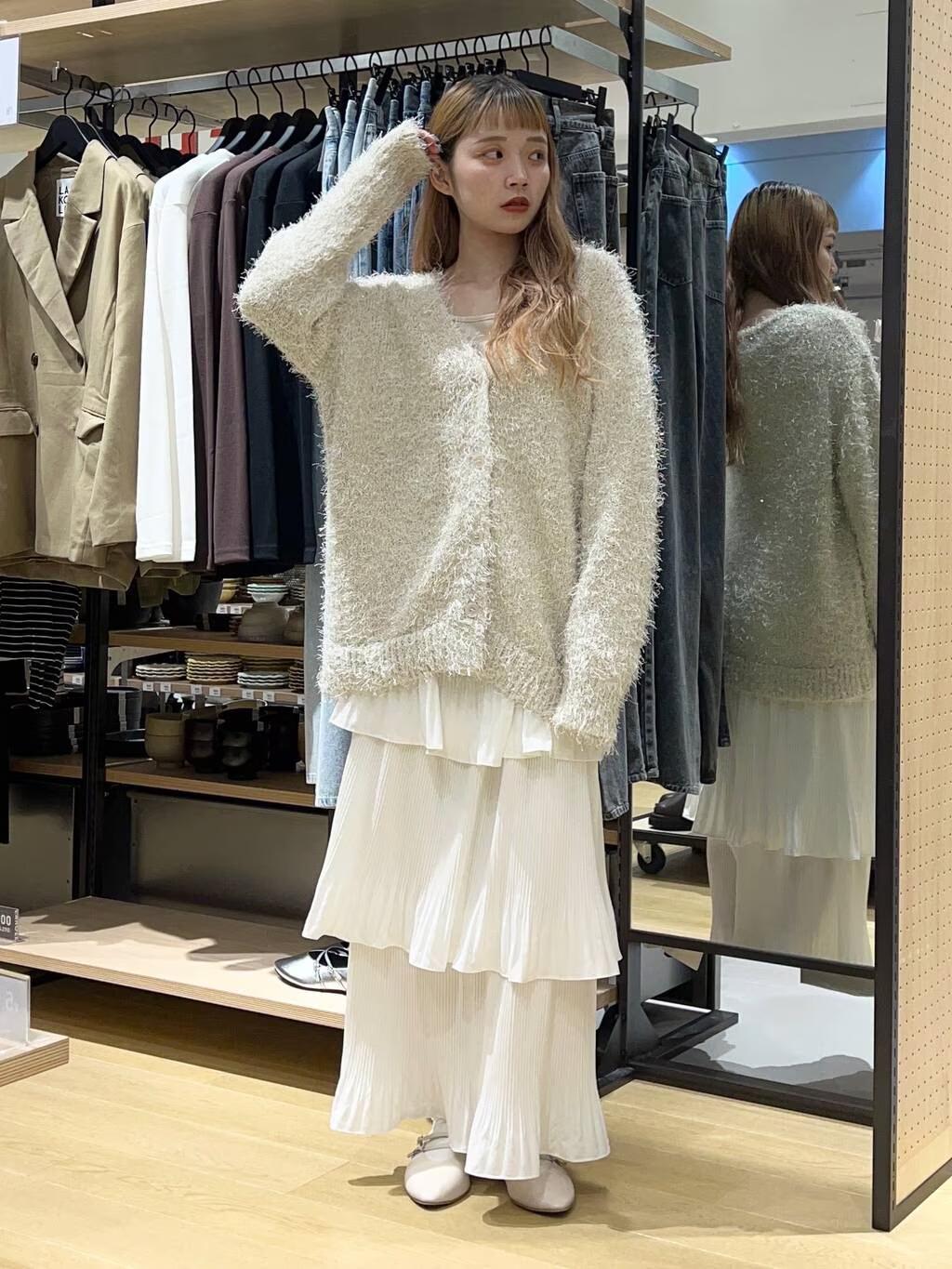 LAKOLEのラメフェザーVネックカーディガンを使ったコーディネートを紹介します。｜Rakuten Fashion(楽天ファッション／旧楽天ブランドアベニュー)4546983