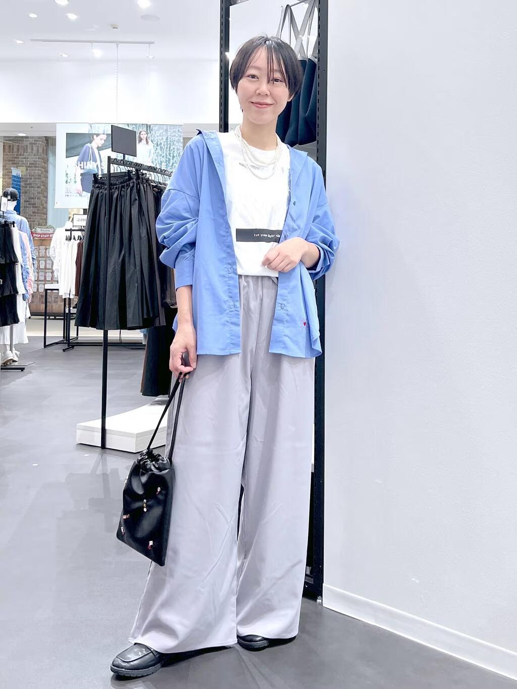 LAKOLEの刺繍オーバーサイズシャツを使ったコーディネートを紹介します。｜Rakuten Fashion(楽天ファッション／旧楽天ブランドアベニュー)4546677