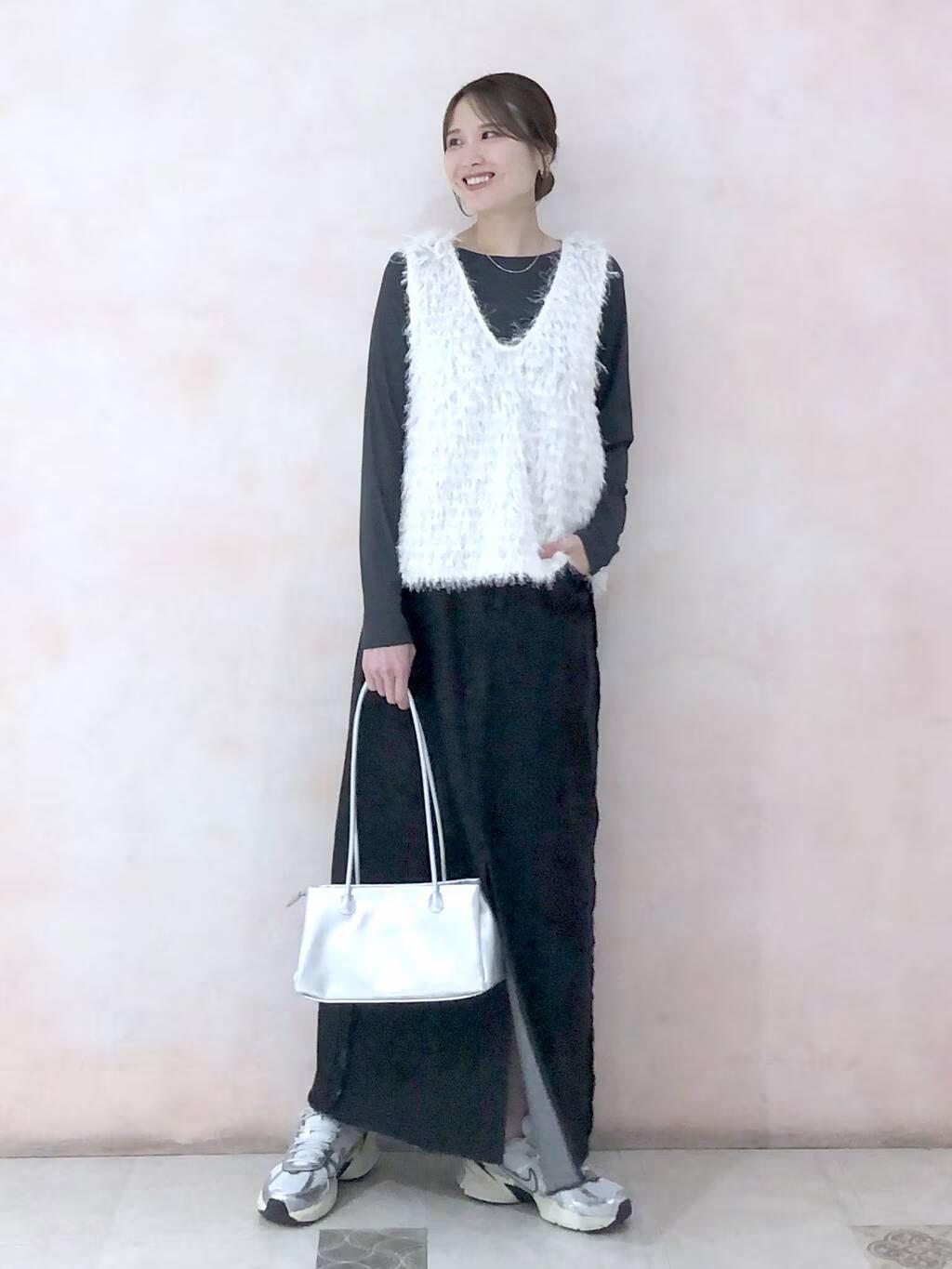 LAKOLEのアウトシームデニムスカートを使ったコーディネートを紹介します。｜Rakuten Fashion(楽天ファッション／旧楽天ブランドアベニュー)4546987