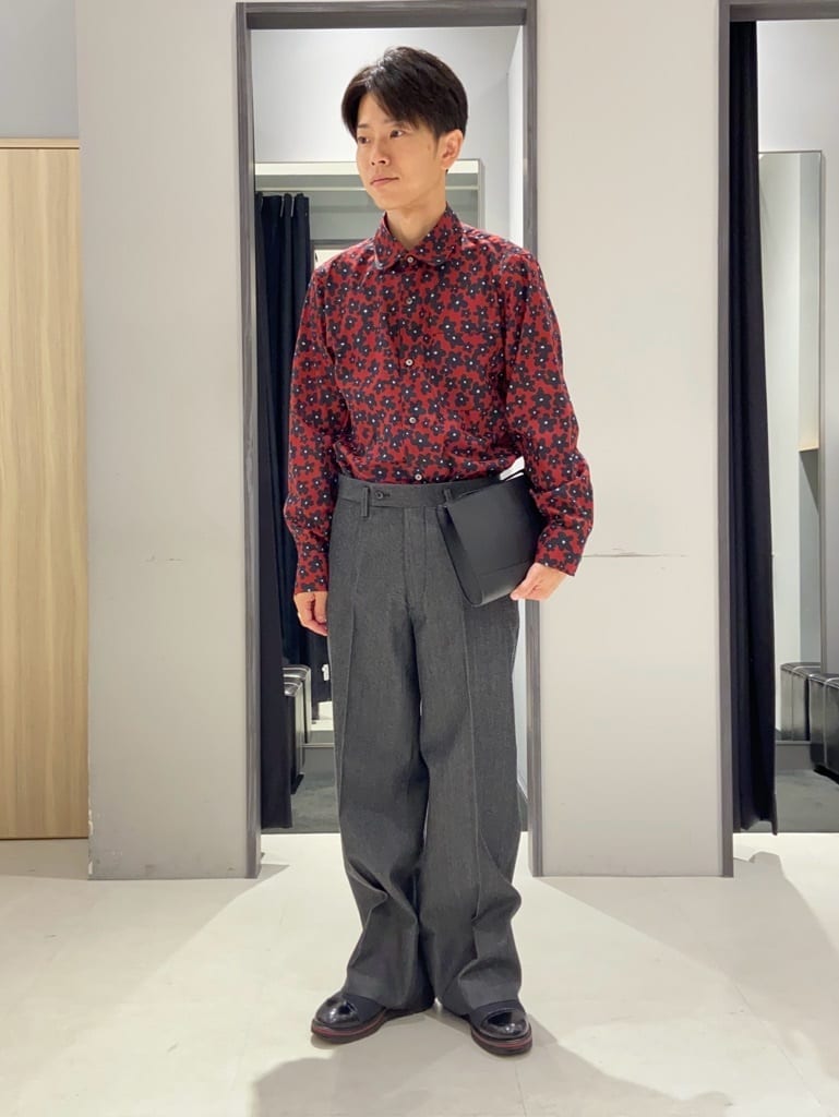 TAKEO KIKUCHIの【冠婚葬祭】ブラックレザー クラッチバッグを使ったコーディネートを紹介します。｜Rakuten Fashion(楽天ファッション／旧楽天ブランドアベニュー)4549202