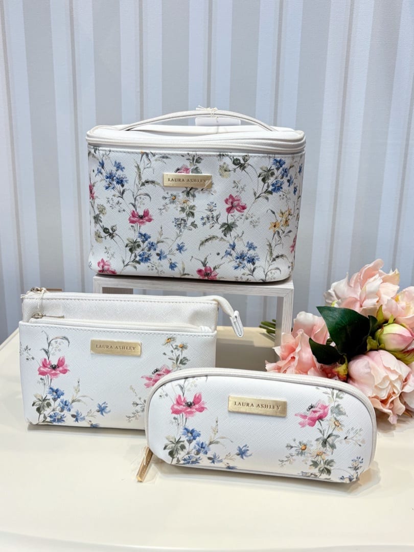 LAURA ASHLEYのポピー メドウ柄 メガネ ケースを使ったコーディネートを紹介します。｜Rakuten Fashion(楽天ファッション／旧楽天ブランドアベニュー)4552947
