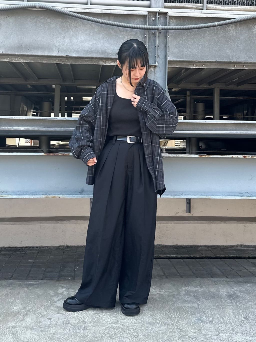 tk.TAKEO KIKUCHIのフードレイヤーチェックシャツを使ったコーディネートを紹介します。｜Rakuten Fashion(楽天ファッション／旧楽天ブランドアベニュー)4561183
