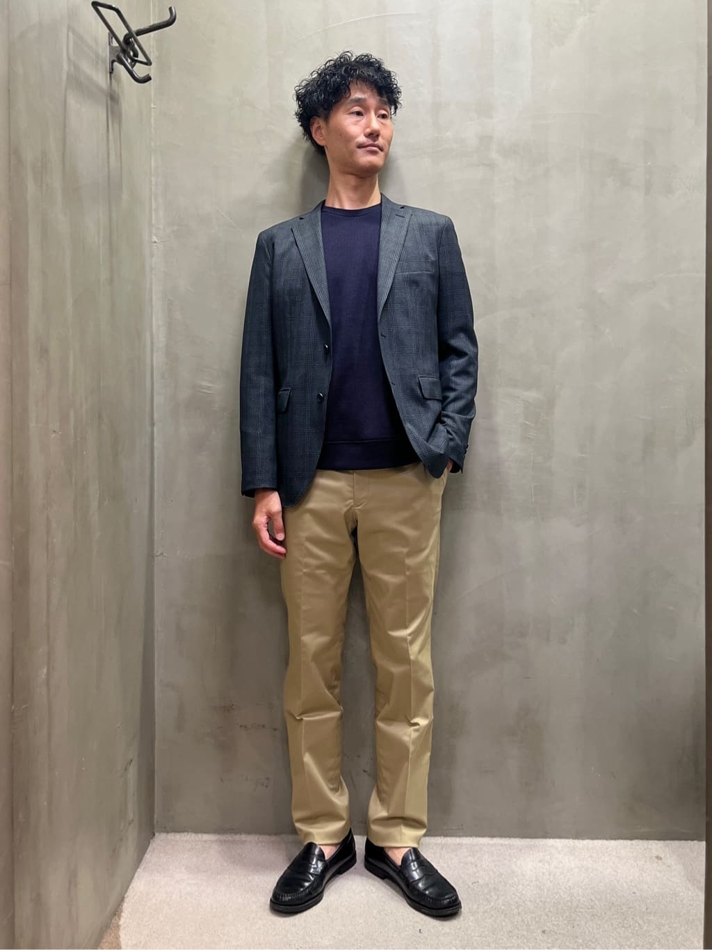 TAKEO KIKUCHIの【オフィスカジュアル対応】ドレス チノパンツを使ったコーディネートを紹介します。｜Rakuten Fashion(楽天ファッション／旧楽天ブランドアベニュー)4564896