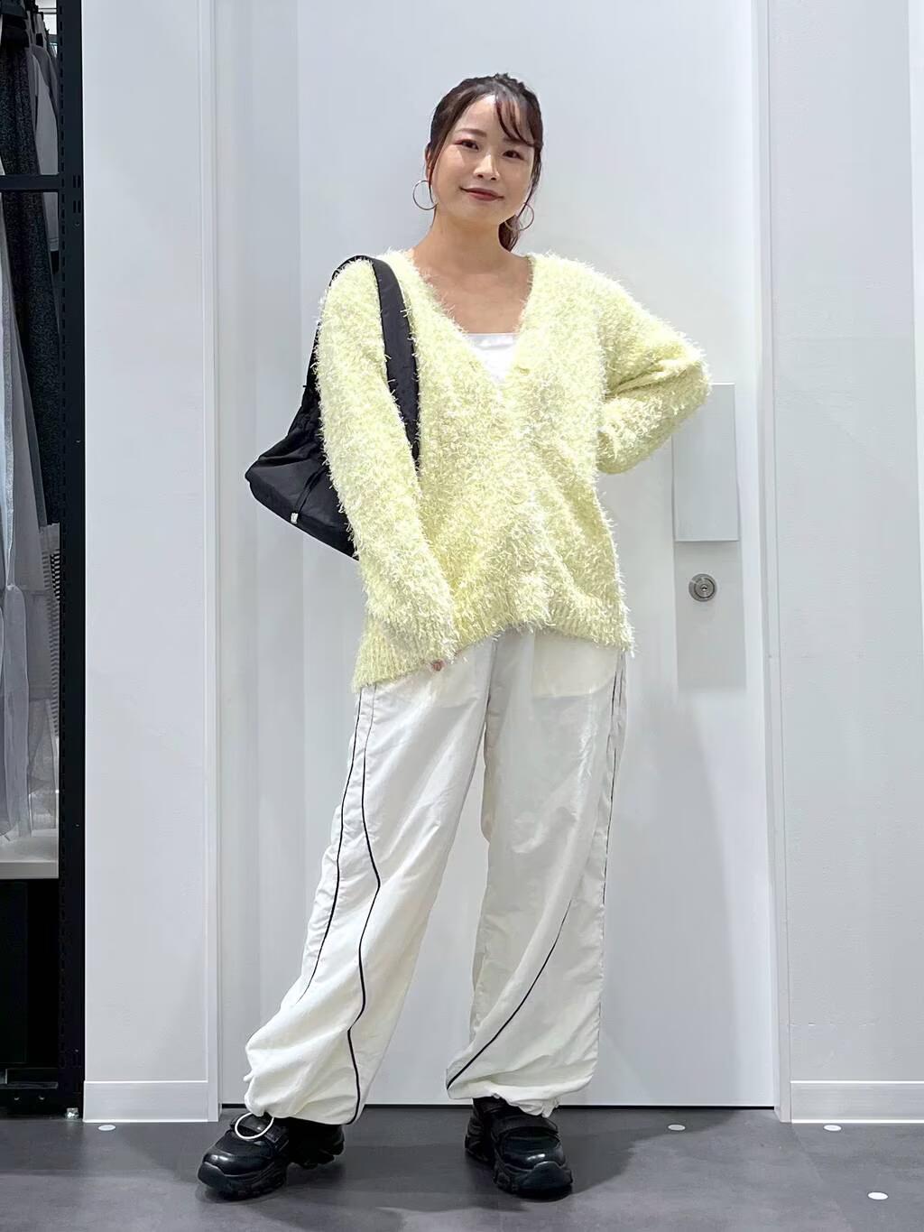 LAKOLEのラメフェザーVネックカーディガンを使ったコーディネートを紹介します。｜Rakuten Fashion(楽天ファッション／旧楽天ブランドアベニュー)4572365