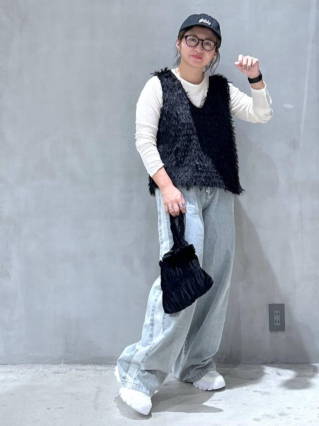 LAKOLEのサイドラインデニムパンツを使ったコーディネートを紹介します。｜Rakuten Fashion(楽天ファッション／旧楽天ブランドアベニュー)4572370