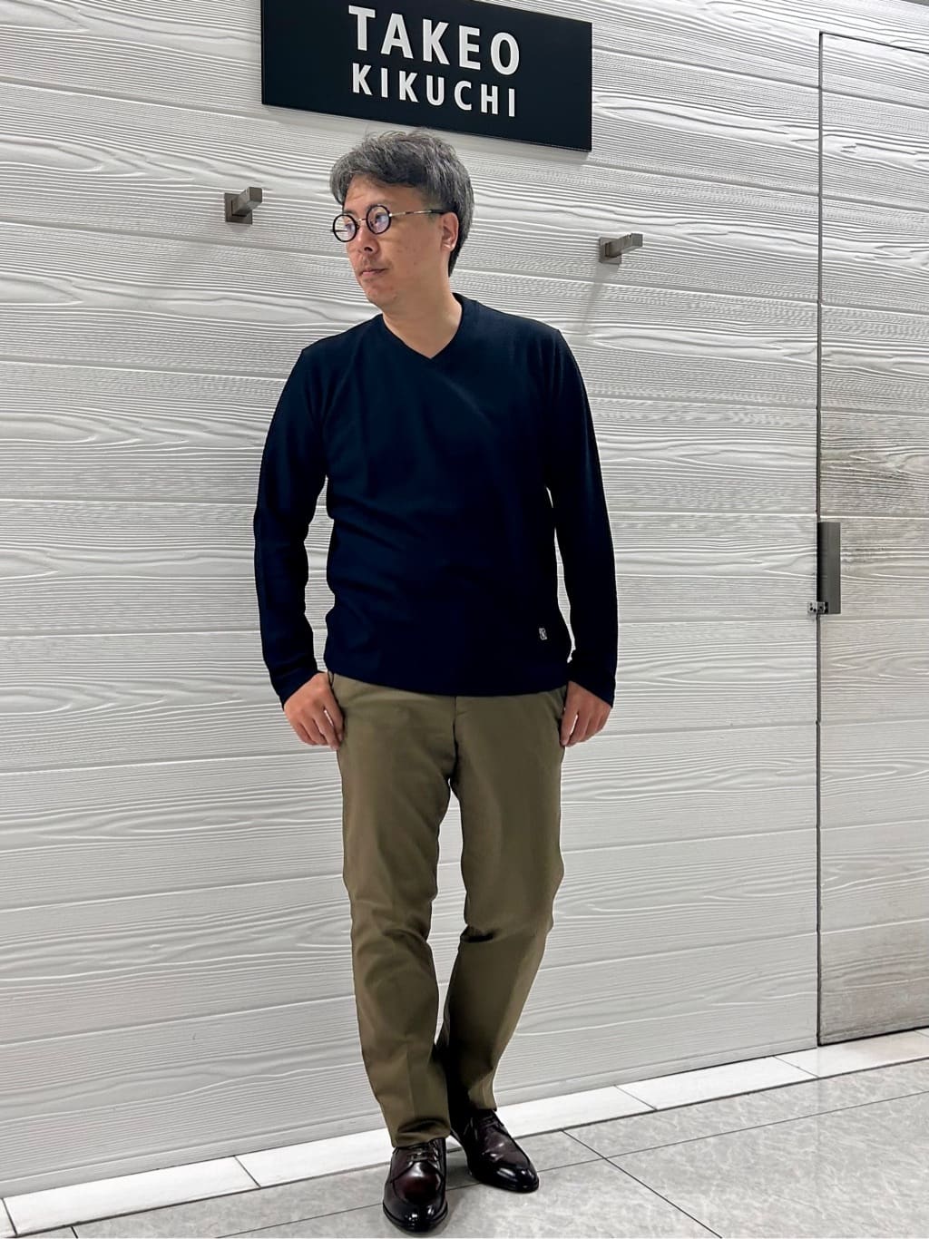 TAKEO KIKUCHIの【オフィスカジュアル対応】ドレス チノパンツを使ったコーディネートを紹介します。｜Rakuten Fashion(楽天ファッション／旧楽天ブランドアベニュー)4572648