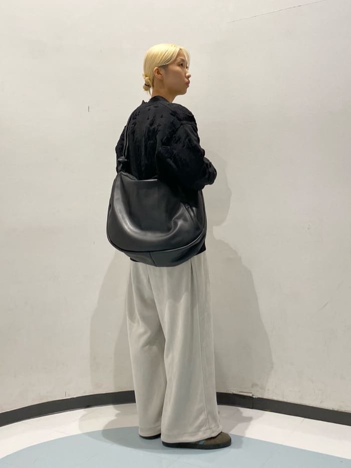 tk.TAKEO KIKUCHIの【Aラインシリーズ】スエード調バギーパンツを使ったコーディネートを紹介します。｜Rakuten Fashion(楽天ファッション／旧楽天ブランドアベニュー)4575399