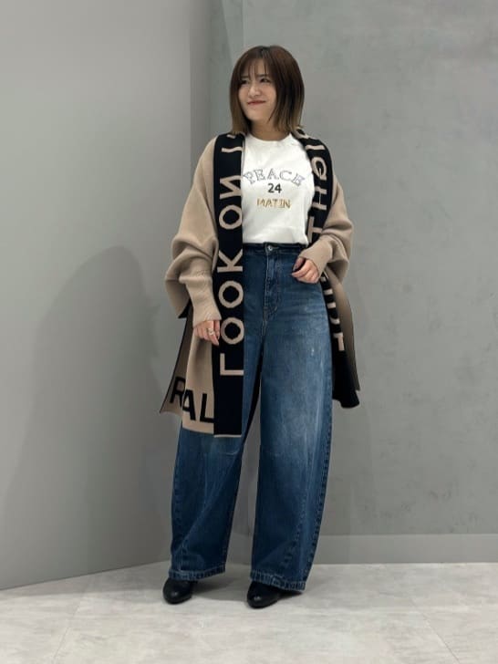 Vinのロゴリバーシブルニットショールを使ったコーディネートを紹介します。｜Rakuten Fashion(楽天ファッション／旧楽天ブランドアベニュー)4584207