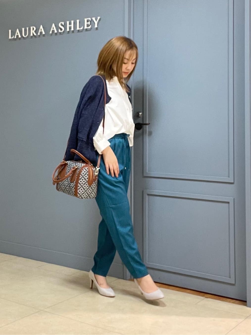 LAURA ASHLEYの【襟刺繍】ラウンドカラーブラウスを使ったコーディネートを紹介します。｜Rakuten Fashion(楽天ファッション／旧楽天ブランドアベニュー)4594551