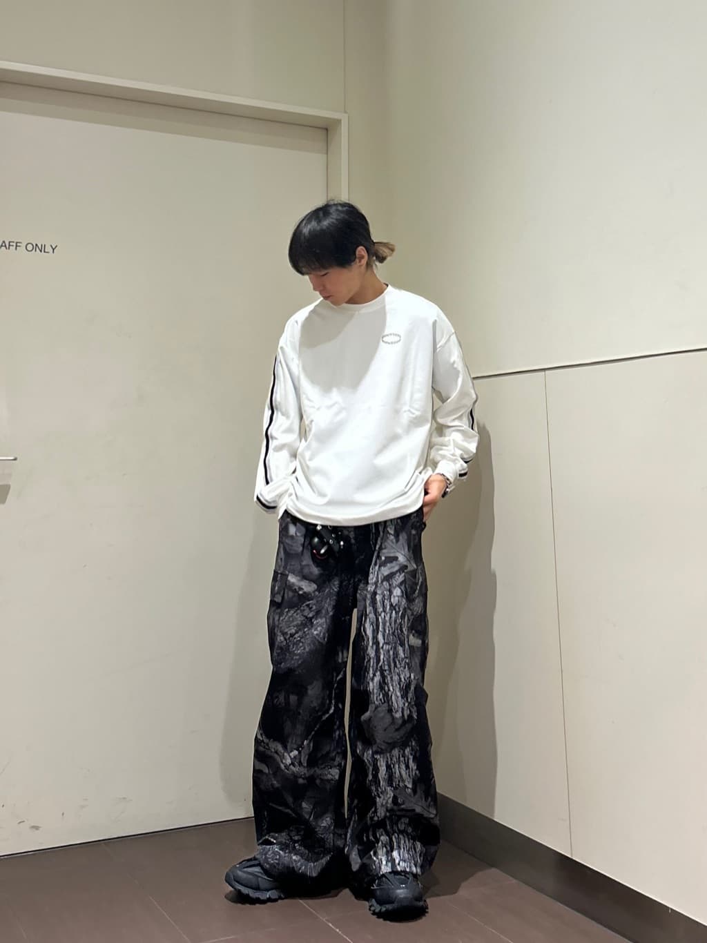 tk.TAKEO KIKUCHIのナイロンワイドカーゴパンツを使ったコーディネートを紹介します。｜Rakuten Fashion(楽天ファッション／旧楽天ブランドアベニュー)4610161