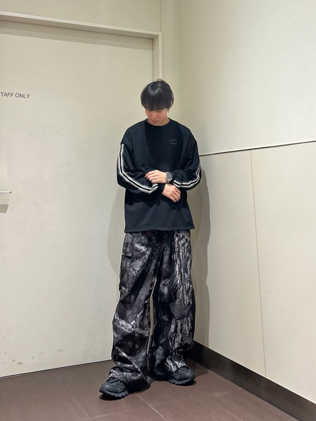 tk.TAKEO KIKUCHIのナイロンワイドカーゴパンツを使ったコーディネートを紹介します。｜Rakuten Fashion(楽天ファッション／旧楽天ブランドアベニュー)4610124